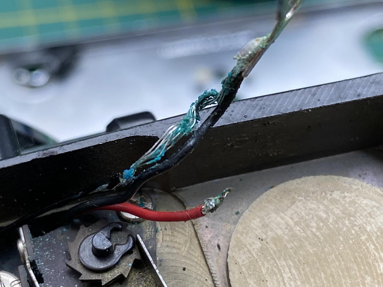 Icarex 35: battery chamber wires eaten up by leaking battery-acid